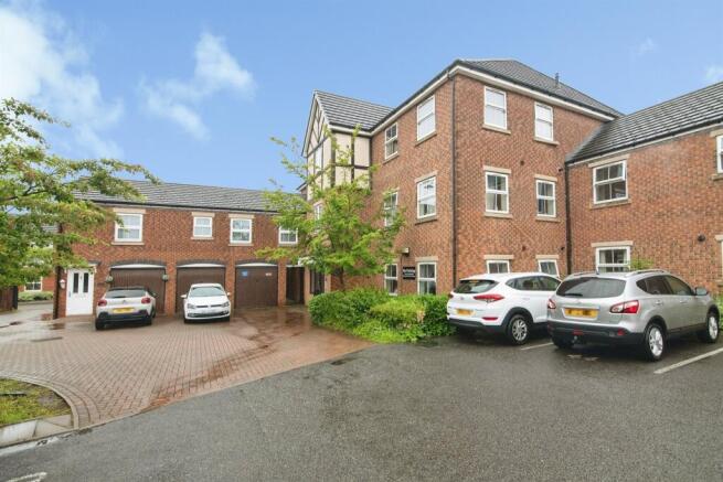 2 bed property, in Creed Way, £110,000