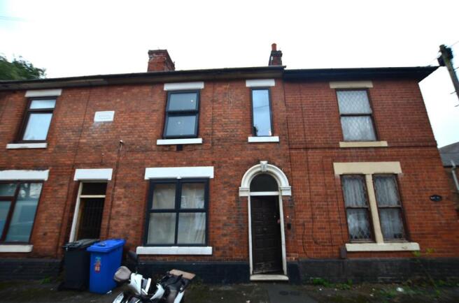 2 bed property, in Gloster Street, £125,000