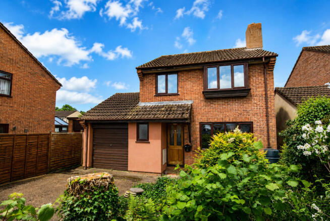 3 bed property, in Chestnut Drive, £300,000