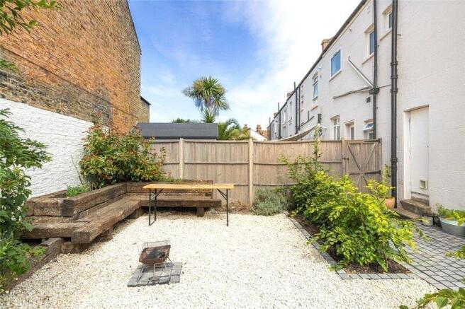 2 bed property, in Howberry Road, £425,000