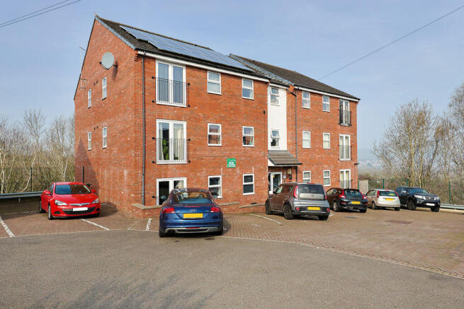 2 bed property, in High Street, £105,000