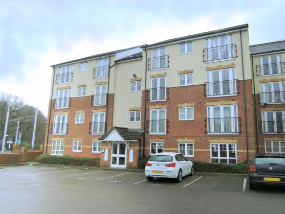 2 bed property, in Actonville Avenue, £135,000