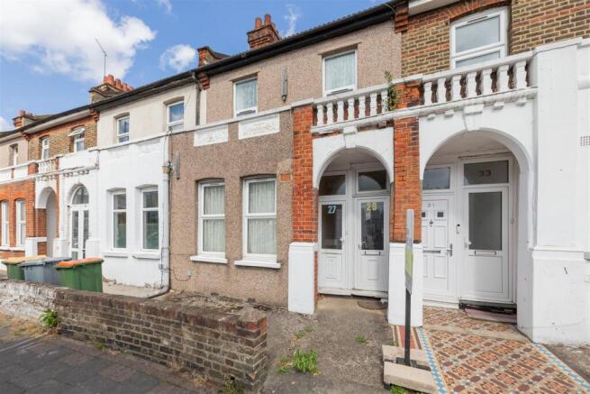2 bed property, in Green Street, £270,000