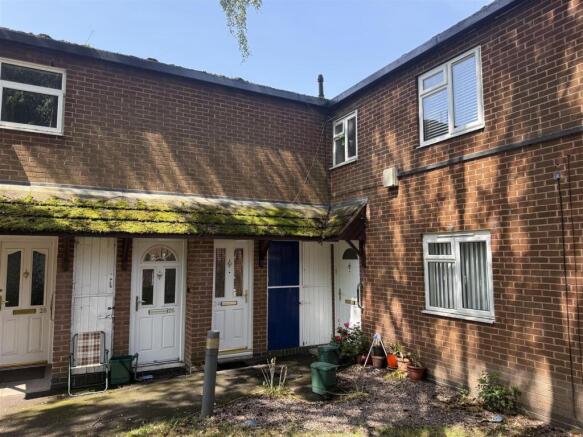 2 bed property, in Sheldon Court, £110,000