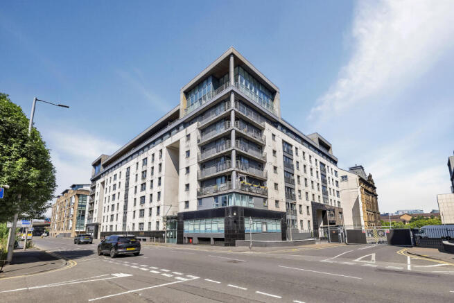 2 bed property, in Wallace Street, £110,000