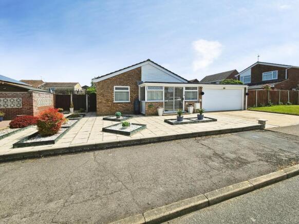 2 bed property, in Woodbridge Grove, £325,000