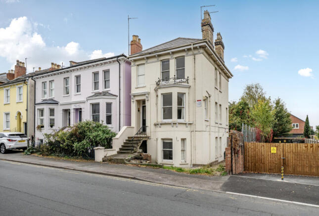 1 bed property, in Malvern Road, £210,000