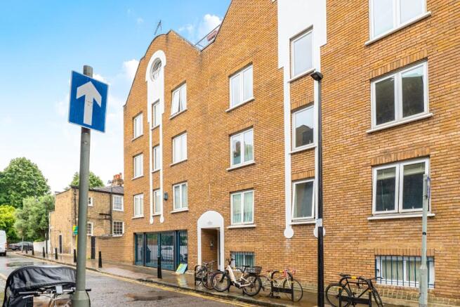 3 bed property, in The Terraces, £650,000