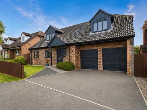 4 bed property, in Holly Hill Close, £350,000