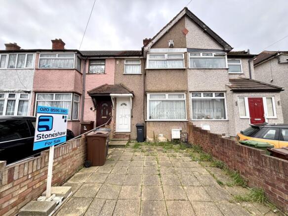 3 bed property, in Oval Road North, £385,000