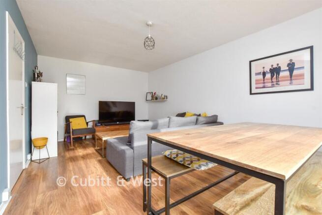 1 bed property, in Westmoreland Drive, £220,000