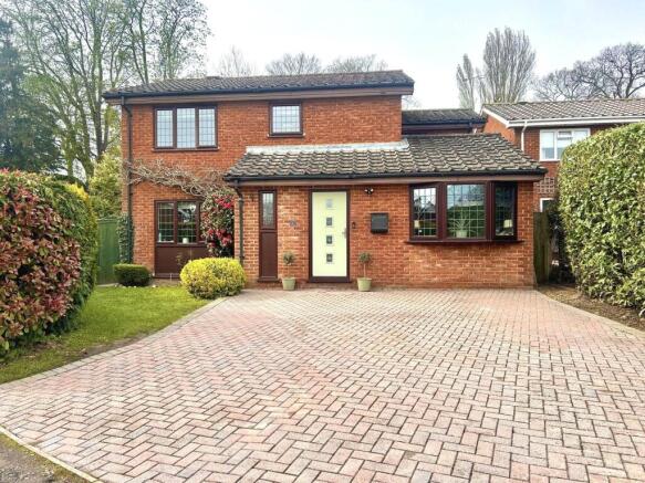 3 bed property, in Cedarwood Crescent, £685,000