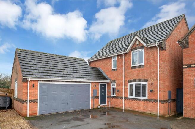 4 bed property, in Primrose Way, £440,000