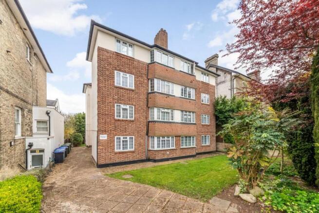 1 bed property, in Hamlet Road, £250,000