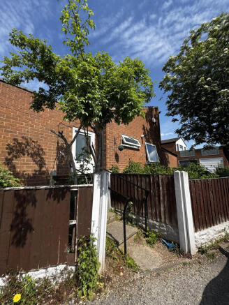 2 bed property, in Honingham Close, £180,000