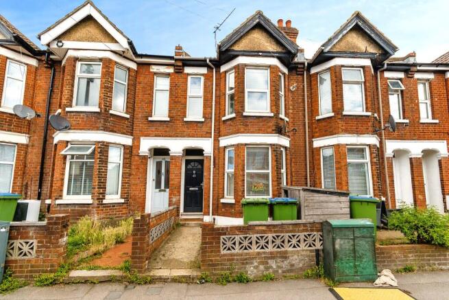 2 bed property, in Romsey Road, £250,000