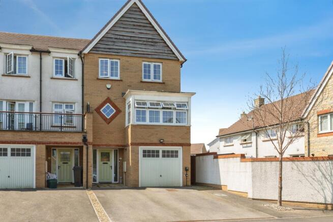 4 bed property, in Great Clover Leaze, £525,000