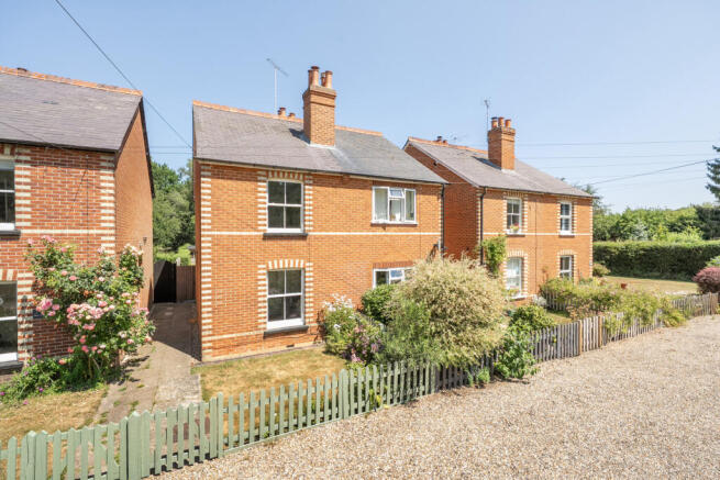 2 bed property, in New Cottages, £525,000