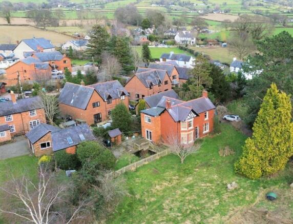 4 bed property, in Gellifor, £500,000