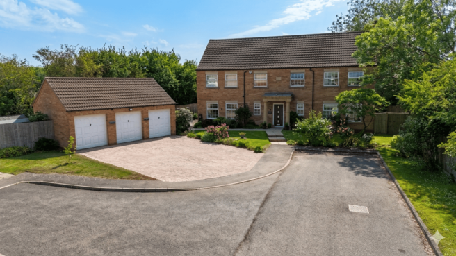 5 bed property, in Barn Owl Close, £595,000