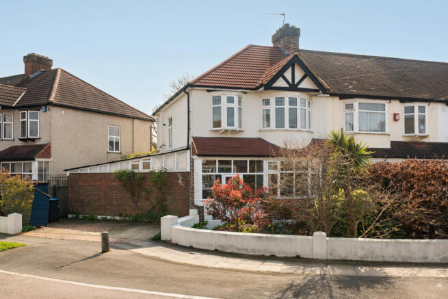 3 bed property, in Beaford Grove, £775,000