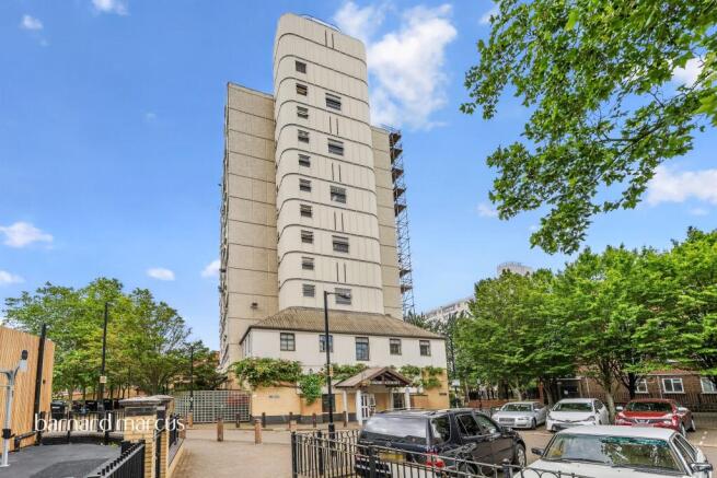 1 bed property, in Battersea Park Road, £255,000