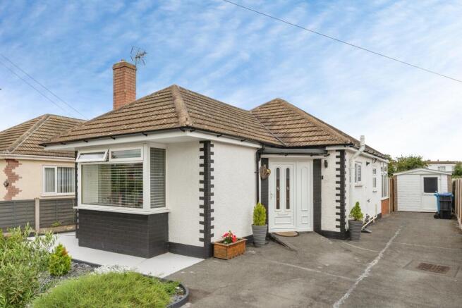 2 bed property, in Winchester Drive, £240,000