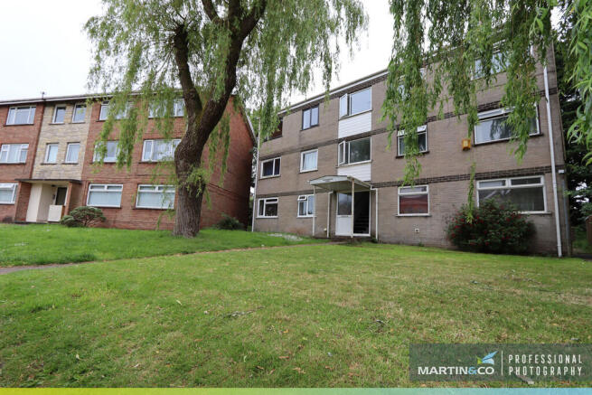 2 bed property, in Roehampton Court, £112,000
