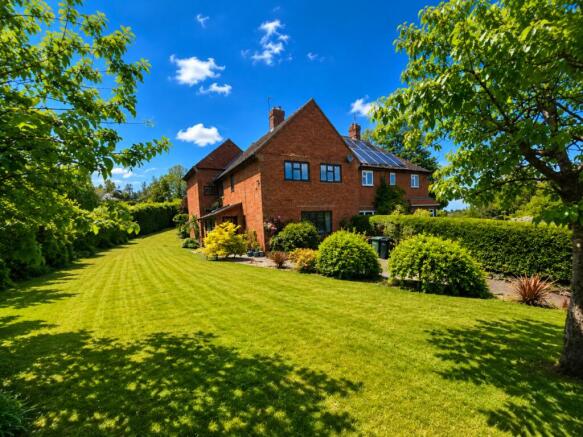 4 bed property, in Ridgeway Crescent, £425,000