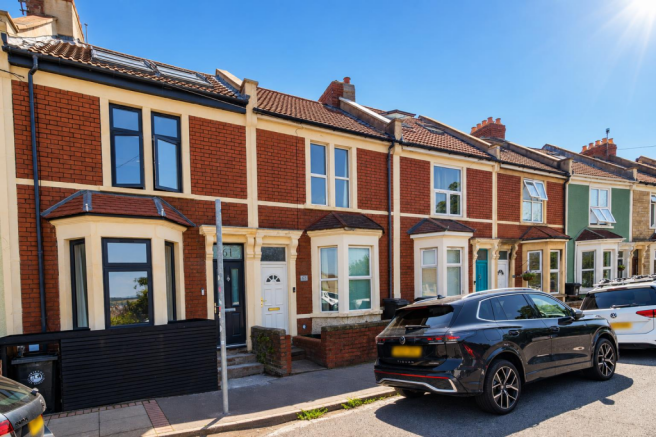 3 bed property, in Luckwell Road, £440,000