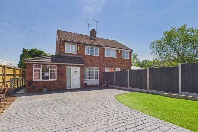 4 bed property, in Blacon Point Road, £350,000