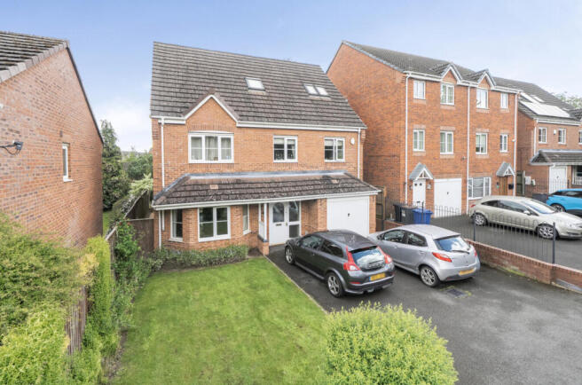 6 bed property, in Galingale View, £450,000
