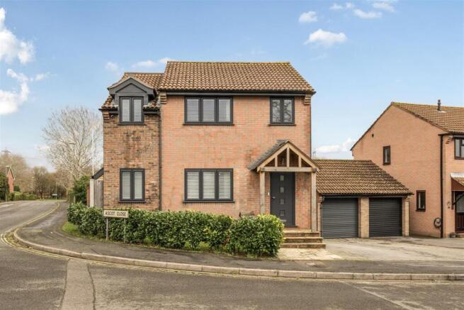 4 bed property, in Ascot Close, £499,999
