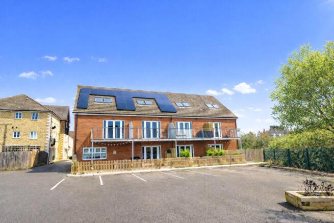 1 bed property, in Chaucer Grove, £175,000