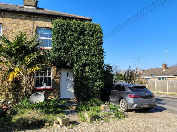 2 bed property, in Oak Road, £250,000