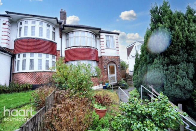 3 bed property, in Chase Road, £725,000
