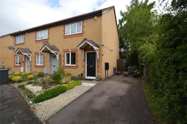 2 bed property, in Simpson Close, £285,000