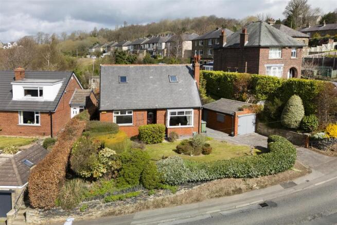 2 bed property, in Station Road, £295,000