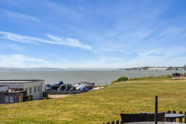 2 bed property, in Solent Breezes, £270,000