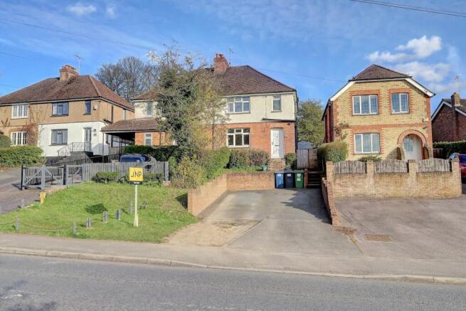 3 bed property, in Sawpit Hill, £489,950