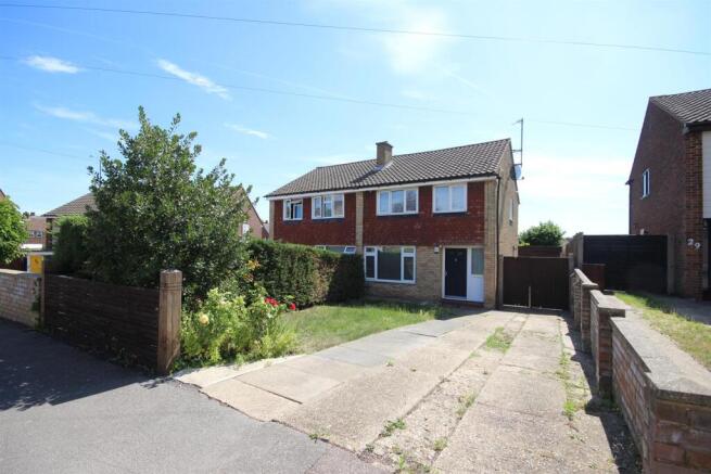 3 bed property, in Cotswold Close, £345,000