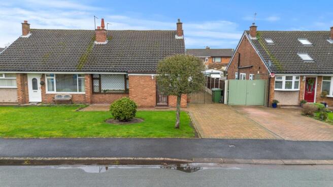 2 bed property, in Lingwood Road, £270,000