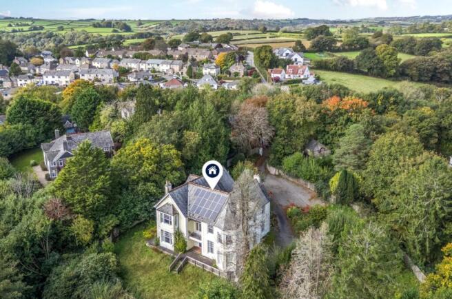 6 bed property, in Crease Lane, £900,000