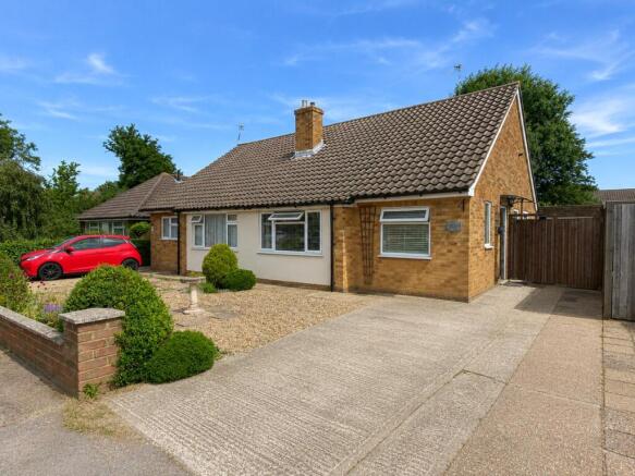 2 bed property, in Caburn Way, £310,000