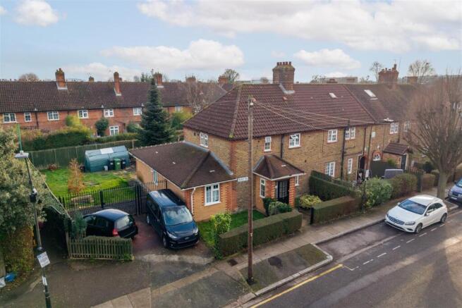 8 bed property, in Hilary Road W12, £975,000