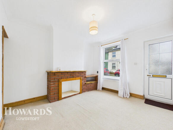 2 bed property, in Moyes Road, £150,000