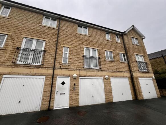 2 bed property, in Longley Gardens, £130,000