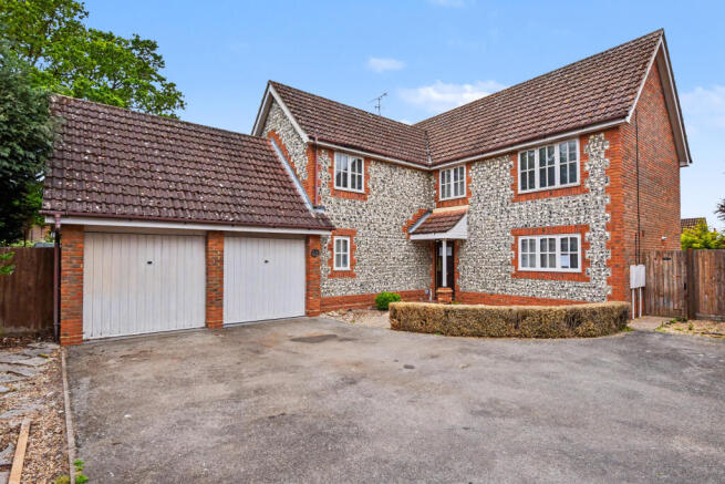 5 bed property, in The Greens, £600,000