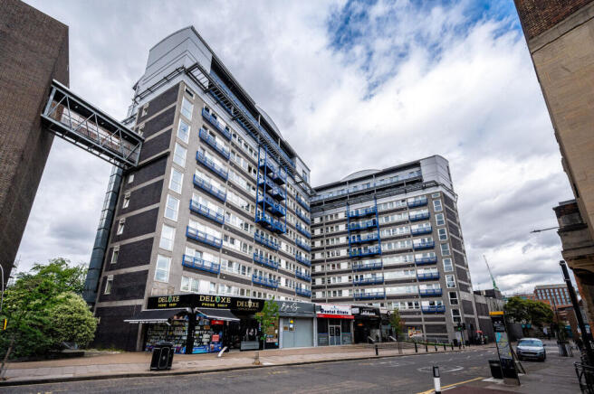 2 bed property, in The Vista Building, £135,000