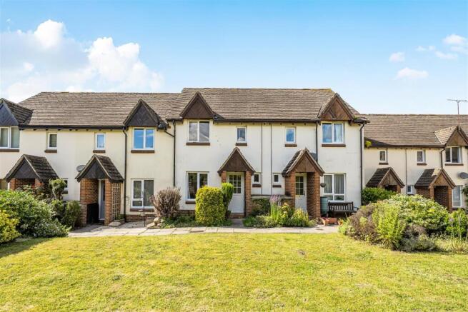 2 bed property, in Causeway Close, £230,000